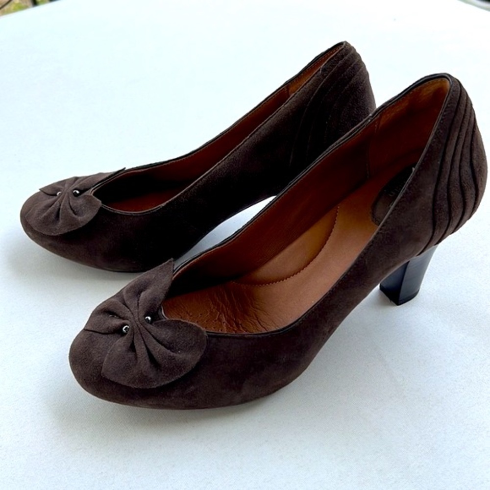 Clark Artisan brown suede pumps size 9